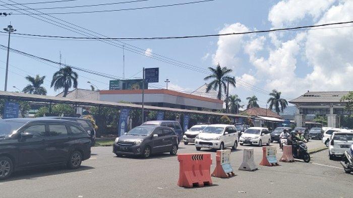 Suasana pemeriksaan identitas di Pos KTP Gilimanuk, Jembrana, Bali, Minggu 14 April 2024.