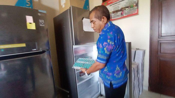 VAKSIN RABIES - Kepala Bidang Keswan-Kesmavet, Dinas Pertanian dan Pangan Jembrana, I Wayan Widarsa saat menunjukkan stok vaksin rabies, Selasa (24/10). Dengan capaian vaksinasi tahun ini, maka tahun mendatang jumlah kasus rabies bisa menurun.