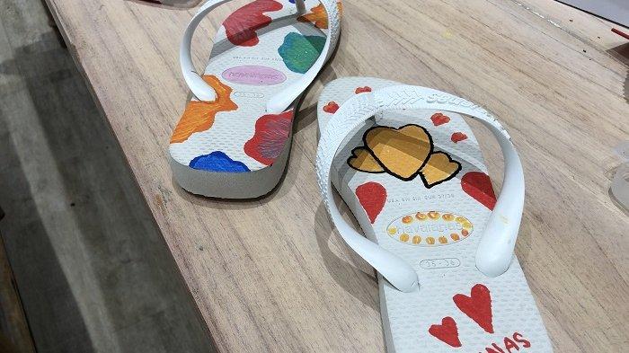 Sepasang sandal Havainas hasil dilukis salah satu pengunjung pada perayaan toko Havainas Sunset Road dengan konsep baru.