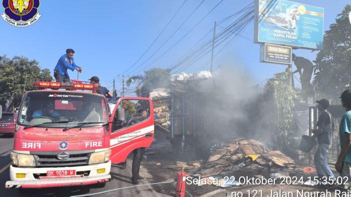 Suasana saat proses penanganan peristiwa kebakaran barang bekas, di atas kendaraan truk yang sedang melintas di jalur nasional Jalan Raya Denpasar-Gilimanuk wilayah Banjar Berawan Salak, Desa Banyubiru, Kecamatan Mendoyo, Jembrana, Selasa 22 Oktober 2024. 