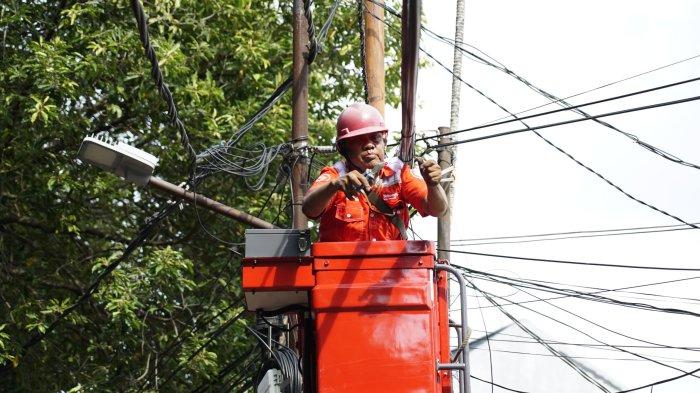Petugas -  Telkom menyediakan jaringan dan layanan telekomunikasinya di enam titik lokasi, antara lain Istana Merdeka, Gedung MPR - DPR, Bandara Halim Perdana Kusuma, Bandara Soekarno-Hatta, serta jalan protokol yang dilalui rangkaian.