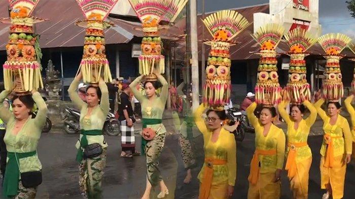 SANGEH FESTIVAL - Pawai gebogan buah menjadi pembuka rangkaian kegiatan Sangeh Festival 2024, Jumat (19/7). Pawai ini berlangsung dari jalan raya Sangeh, Abiansemal Badung menuju desa wisata Alas Pala Sangeh.