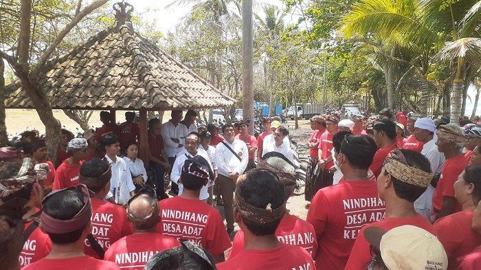 SENGKETA TANAH - Warga Desa Adat Kelecung turun ke jalan sebagai aksi solidaritas atas sengketa tanah dengan Jero Marga Puri Kerambitan, beberapa waktu lalu.  