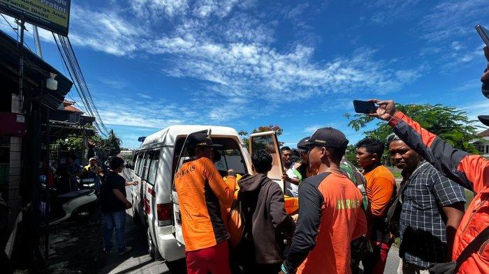 PENCARIAN – Petugas melakukan pencarian terhadap korban yang terjatuh di aliran sungai Taman Pancing Timur, Desa Pemogan Denpasar Selatan, Senin (23/12).