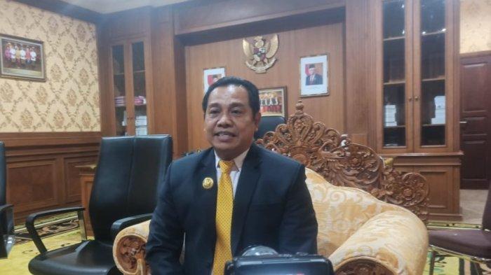 I Wayan Suyasa saat berkemas-kemas di ruangan Wakil Ketua I DPRD Badung pada Senin 5 Agustus 2024.