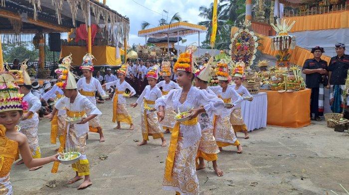 UPACARA - Krama Subak Desa Adat Nyanglan, Kecamatan Banjarangkan, Kabupaten Klungkung menggelar Karya Ngenteg Linggih, Mupuk Pedagingan Lan Padudusan Agung di Pura Manik Mas, Sabtu (31/8). Upacara sakral ini terakhir digelar oleh desa adat setempat pada tahun 1958 silam.
