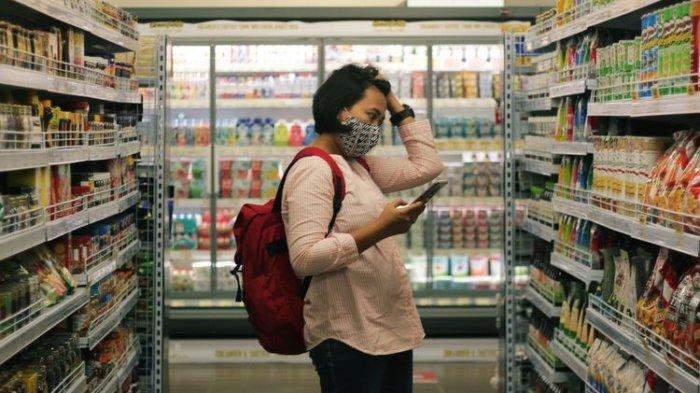Warga saat belanja di pasar swalayan perusahaan ritel.