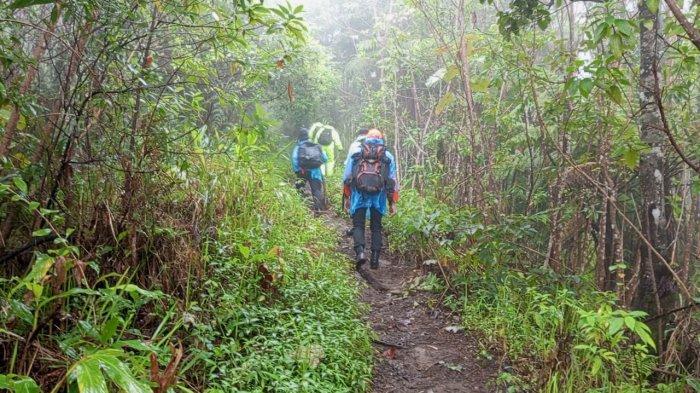 Pencarian pendaki tersesat di Gunung Agung, Kamis (26/12/2024). 