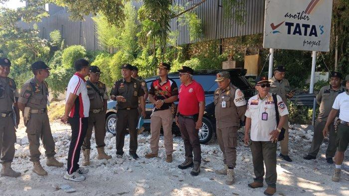 Satpol PP Badung dan Provinsi saat menutup pengerukan tebing di wilayah Desa Pecatu, Kuta Selatan Badung beberapa waktu lalu.