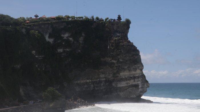 Sejumlah pekerja tengah mengerjakan penanganan keretakan tebing di bawah Pura Uluwatu.