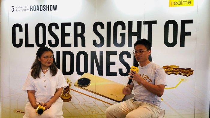 Perwakilan manajemen realme pamerkan realme 11 Series pada kegiatan 5th Anniversary Roadshow.