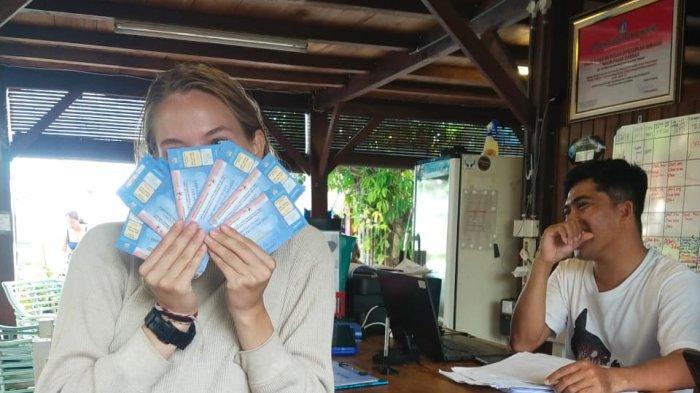 Wisatawan saat membeli tiket retribusi ke Nusa Penida belum lama ini. Kawasan perairan Nusa Penida masuk KKP Bali.