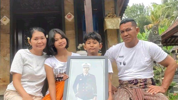  Pihak keluarga berfoto saat hari ulang tahun Putu Satria Ananta Rustika ke-19 pada Kamis (13/6/2024) lalu.
