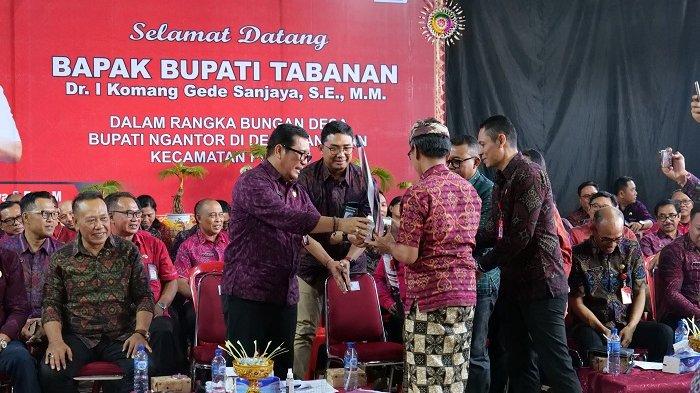 Komitmen Pemerintah Daerah Kabupaten Tabanan untuk lebih dekat dengan masyarakat dan secara langsung mendengar aspirasi, melihat kondisi dan kebutuhan yang diperlukan di setiap sudut desa secara nyata diwujudkan melalui program Bungan Desa (Bupati Ngantor di Desa). Program unggulan inisiasi Bupati Tabanan, Dr. I Komang Gede Sanjaya,S.E.,M.M ini bahkan sudah menyentuh angka 48 dari 133 Desa, yang kali ini, Selasa (21/5) mengangkat potensi sumber daya alam luar biasa yang ada di Desa Bantiran, Kecamatan Pupuan.
