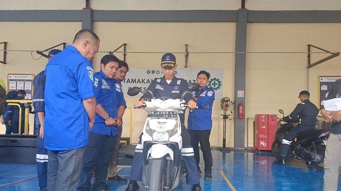 Uji coba kendaraan konvensional yang dirubah ke tenaga listrik di Poltrada Bali, Jumat 21 Juni 2024.