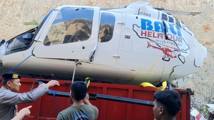 Evakuasi - Bangkai helikopter registrasi PK-WSP yang telah berhasil dinaikkan ke atas truk.