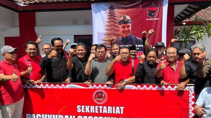 I Made Arimbawa (tengah, baju abu-abu) bersama sesepuh Banteng Bali beberapa waktu lalu. Terbaru, ungkap akan all out menangkan pasangan Koster-Giri.