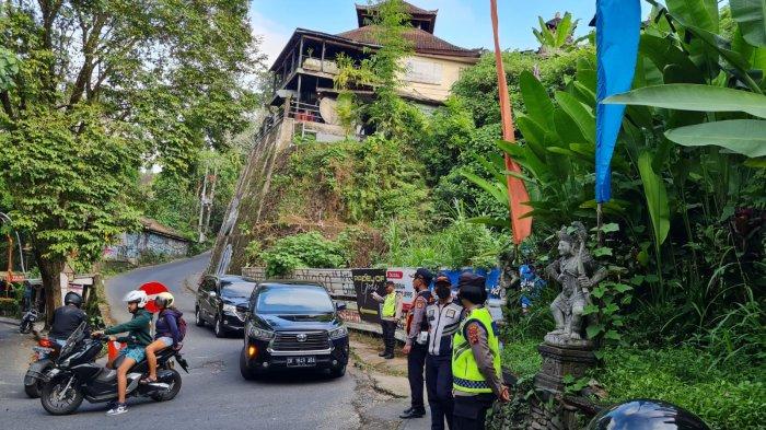 Di jalan simpang Tjampuhan Ubud kendaraan roda empat, tidak boleh ke arah menanjak. Urai kemacetan di Ubud, Dishub Gianyar lakukan rekayasa lalin.