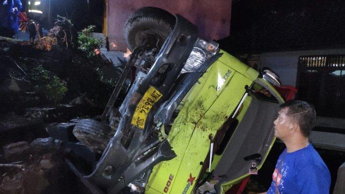 Sopir langsung dilarikan ke Puskesmas Selat, sebelum dirujuk ke Rumah Sakit Umum Daerah (RSUD) Kabupaten Klungkung pakai ambulans.