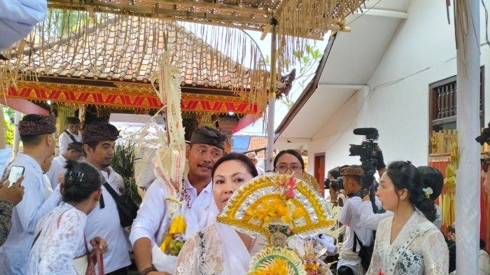 Proses palebon pencipta kaos barong, Pande Ketut Krisna. Jenazah dinaikan ke bade untuk selanjutnya diarak ke Setra Desa Adat Beng, Desa Beng, Kecamatan Gianyar, Bali.
