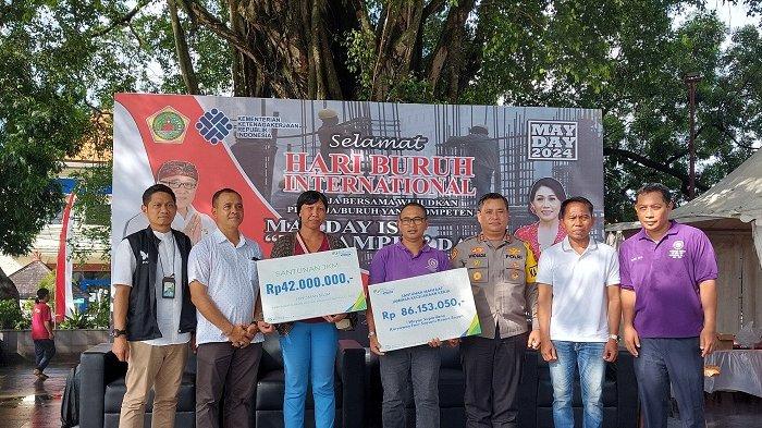 Memperingati Hari Buruh Internasional atau May Day yang jatuh pada tanggal 1 Mei.

Dinas Tenaga Kerja Kabupaten Gianyar, bersama Serikat Pekerja dan Serikat Buruh (SP/SB) menggelar serangkaian acara yang mengusung tema “Kerja Bersama Wujudkan Pekerja/Buruh yang Kompeten” di Alun-alun Kota Gianyar, Rabu, 1 Mei 2024 pagi.
