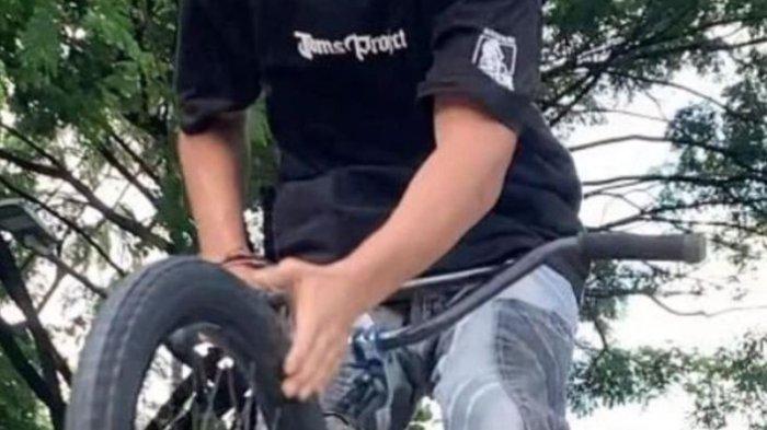 Gede Agusta Nugraha Wijaya saat bermain sepeda BMX Freestyle.