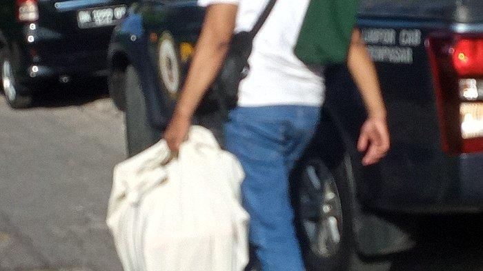 Tim Labfor Cabang Denpasar Polri membawa sejumlah barang bukti dari dalam rumah TKP.