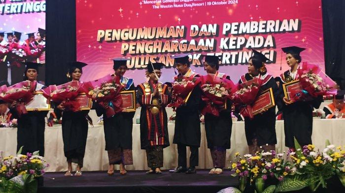 Universitas Ngurah Rai (UNR) menggelar acara wisuda yang ke-43 untuk program sarjana dan yang ke-16 untuk program pascasarjana di The Westin Resort Nusa Dua, Bali pada Sabtu (19/10/2024).