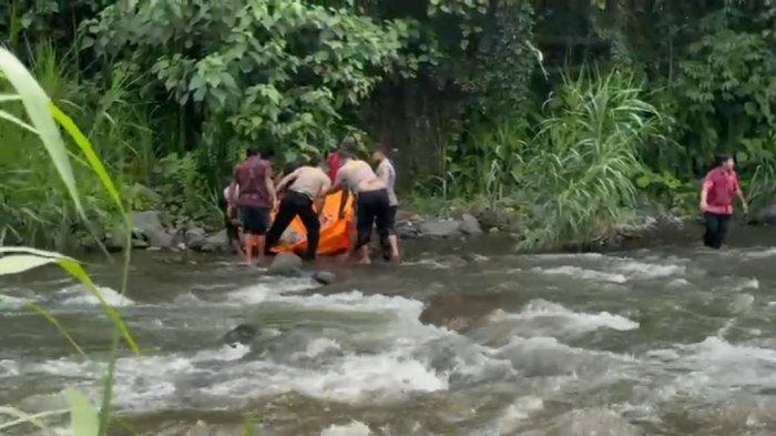 Proses evakuasi jenazah yang ditemukan tersangkut di aliran Sungai Telaga Waja, Karangasem, Selasa (26/11/2024).