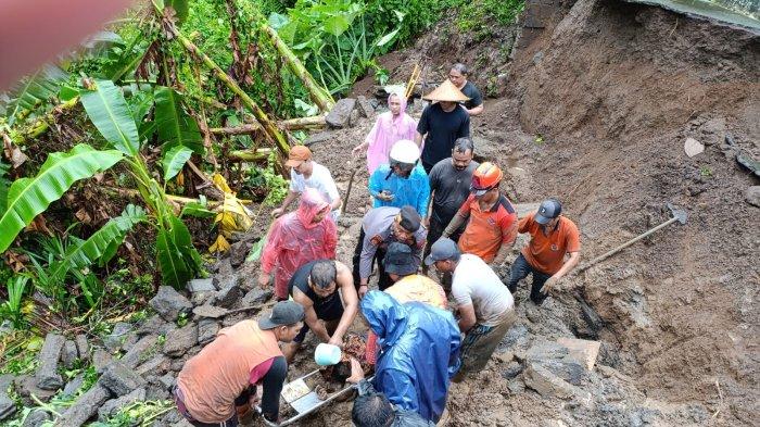 LONGSOR -  Informasi dihimpun Tribun Bali, korban saat itu tengah bekerja di rumah warga setempat. Kejadian longsor ini berawal sekitar pukul 13.00 Wita, 5 orang buruh bekerja termasuk kedua korban meninggal dunia.