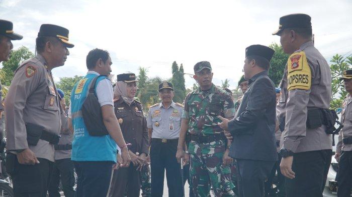 GELAR PASUKAN - Polres Bangli menggelar apel gelar pasukan pengamanan Nataru, Jumat (20/12).