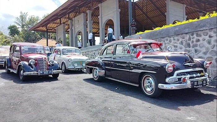 Kehadiran ratusan mobil kuno di Taman Soekasada, Ujung, Karangasem, Bali, Minggu 11/8/2024, menarik perhatian warga dan wisatawan.

Ini merupakan bagian dari touring merah putih, penggemar mobil kuno dari sejumlah daerah di Indonesia, dalam memperingati HUT Kemerdekaan RI ke 79.