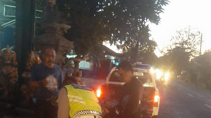 Polisi saat melakukan olah TKP pasca musibah kecelakaan adu jangkrik di ruas jalan Singaraja - Lovina tepatnya wilayah Desa Pemaron. Minggu (7/7/2024)