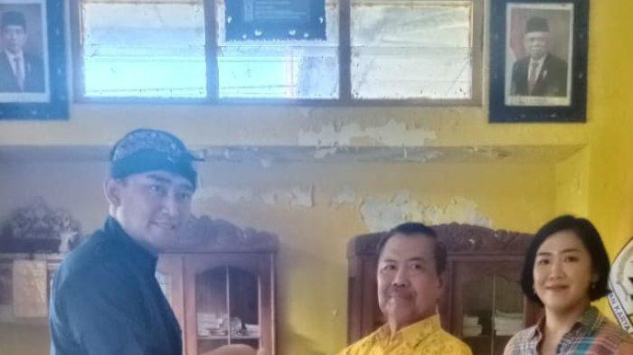 Kepala Biro Pertahanan DPP Partai Demokrat, Raden Cahyo Adhi Nugroho Martosubroto saat menyerahkan surat permohonan ke DPD II Golkar Bangli.