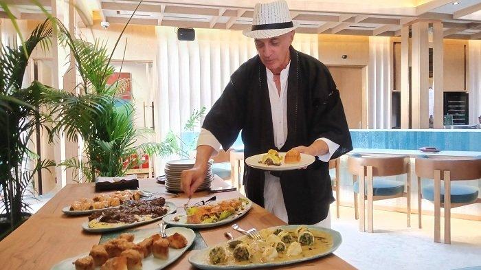 Chef Gabriel Fratini saat memamerkan salah satu hidangan makanannya untuk dicicipi awak media sebelum pembukaan GAB's Gastrobar.