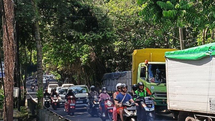 Situasi kemacetan di Ubud kian meresahkan, Dishub Gianyar lakukan penguraian lalu lintas di beberapa titik. 