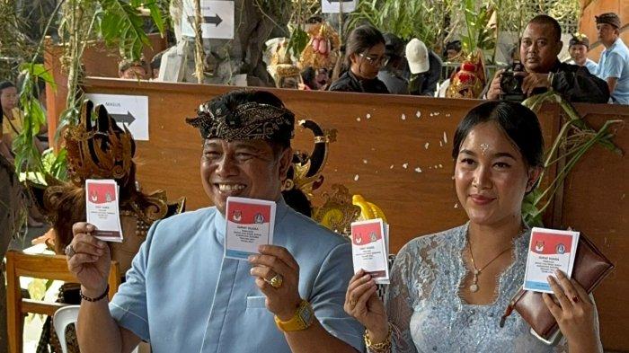 Wayan Suyasa bersama istri saat menggunakan hak suaranya di TPS 11 Desa Penarungan pada 27 November 2024.