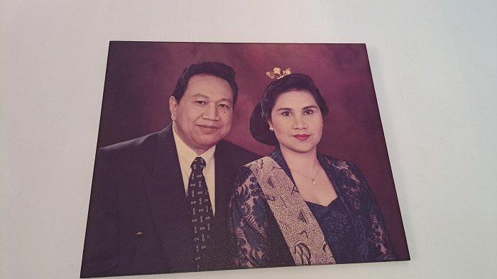 Foto Kenangan - Jenazah mantan Bupati Jembrana, Ida Bagus Ardana, dengan istrinya yang ditemukan meninggal dunia di Jalan Gurita Denpasar, akan segera diautopsi di Instalasi Forensik RSUP Prof Ngoerah Bali malam ini.