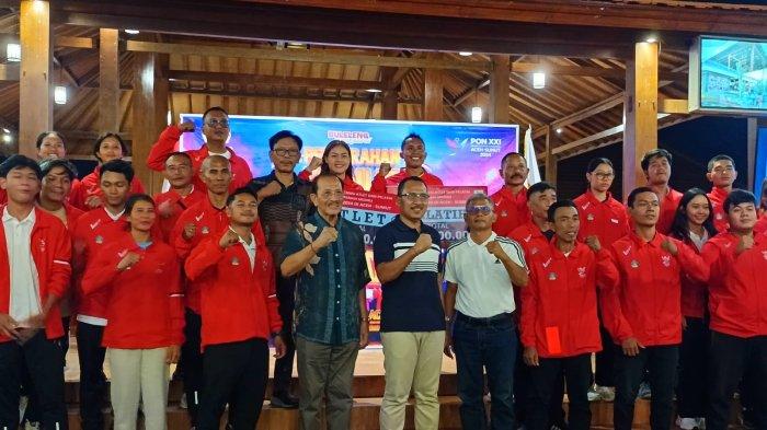 Ketua Koni Bali, I Gusti Ngurah Oka Darmawan berfoto bersama atlet dan pelatih dari Buleleng. Kamis (3/10/2024).
