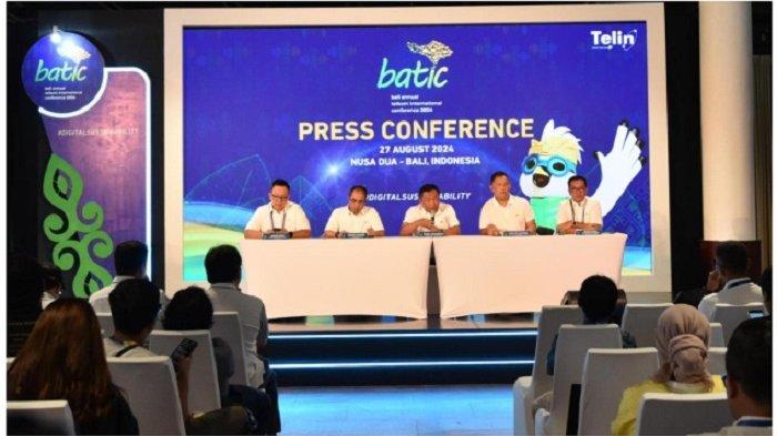Direktur Utama Telkom Ririek Adriansyah (Tengah), Direktur Wholesale & International Service Telkom Bogi Witjaksono (Kedua dari Kanan), Direktur Group Business Development Telkom Honesti Basyir (Kedua dari Kiri), Direktur Utama Telin Budi Satria Dharma Purba (Paling Kanan), dan SVP Corporate Communication & Investor Relations Telkom Ahmad Reza (Paling Kiri) saat press conference BATIC 2024 di Nusa Dua Bali, Selasa (27/8).