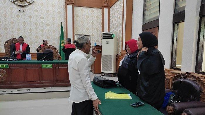 Mantan ketua LPD Desa Adat Tamblang Buleleng, I Ketut Rencana saat menjalani sidang di Tipikor Denpasar.