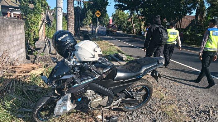 Petugas lalu lintas saat melakukan olah TKP kecelakaan maut di Kilometer 84-85 Jalan Raya Denpasar-Gilimanuk tepatnya di Banjar Anyar Kelod, Desa Penyaringan, Kecamatan Mendoyo, Jembrana, Minggu 21 Juli 2024.