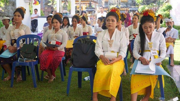 LOMBA – Peserta tampil lomba Utsawa Jnananing Sad Dharma 2024, Rabu (9/10). Lomba yang digelar Penyuluh Agama Hindu Buleleng diikuti ratusan siswa mulai dari tingkat TK hingga SMA/SMK.
