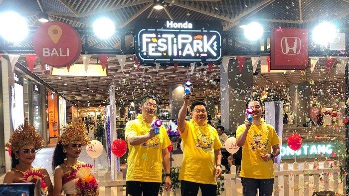 Foto bersama pembukaan Honda Festipark Denpasar yang akan berlangsung hingga 18 Agustus 2024 mendatang di main lobby hall Living World Mall Denpasar.