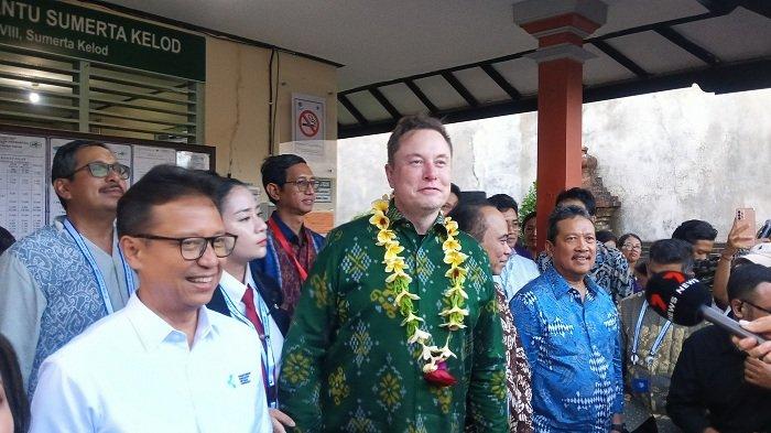 CEO Tesla Inc. dan layanan internet Starlink, Elon Musk menghadiri peluncuran layanan internet miliknya di Puskesmas Pembantu Sumerta Kelod, Kota Denpasar, Bali, Minggu 19 Mei 2024. Turut hadir dalam kegiatan ini Menteri Kesehatan Budi Gunadi Sadikin, Menteri KKP Sakti Wahyu Trenggono dan Menteri Kominfo Budi Arie Setiadi.