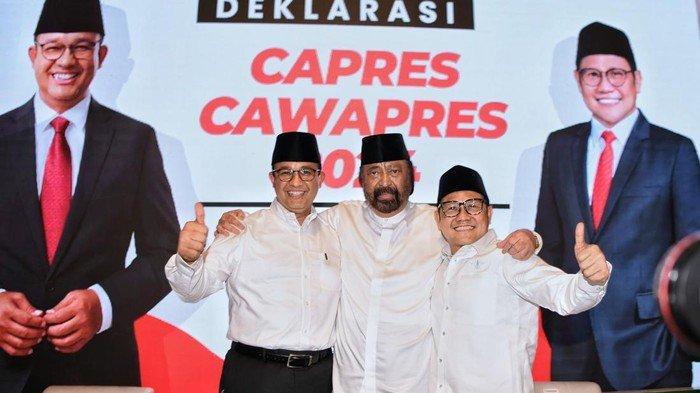 Ketum NasDem Surya Paloh memeluk Anies Baswedan dan Muhaimin Iskandar (Cak Imin) saat deklarasi pasangan Bacapres dan Bacawapres di Hotel Majapahit Surabaya, Sabtu (2/9). 