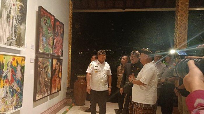 Kepala Sespim Lemdiklat Polri, Irjen Pol Prof Chryshnanda Dwilaksana, di depan karya lukisnya di Museum Arma Ubud, Gianyar, Bali, Rabu 3 Juli 2024.