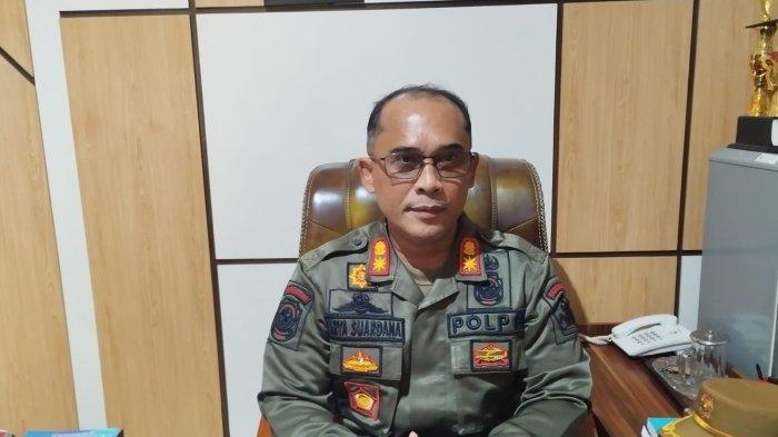 Seragam baru – Sebanyak 12 Anggota Satpol PP Pariwisata Buleleng mengenakan seragam baru, kemarin.