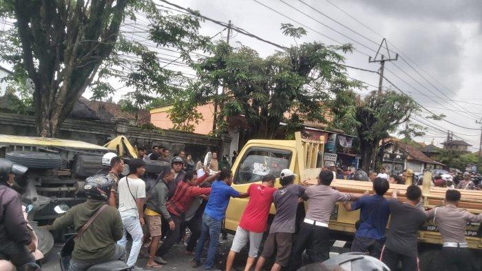 EVAKUASI - Aparat kepolisian saat melakukan evakuasi pada kecelakaan yang terjadi di Jalan Raya Lukluk, badung pada Senin 16 Desember 2024.