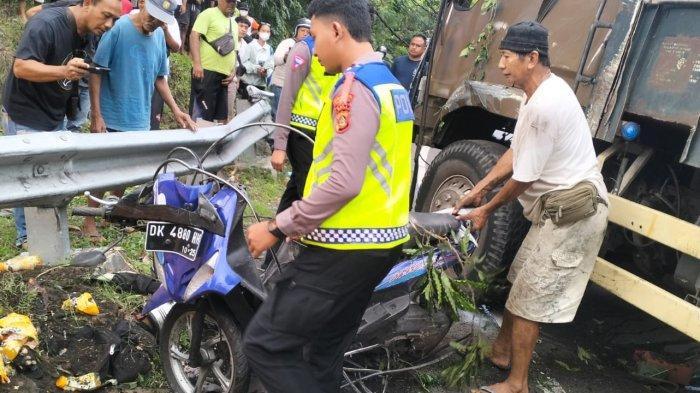 Truk timpa pengendara di Banjar Penyalin, Desa Samsam, Kecamatan Kerambitan, Kabupaten Tabanan.